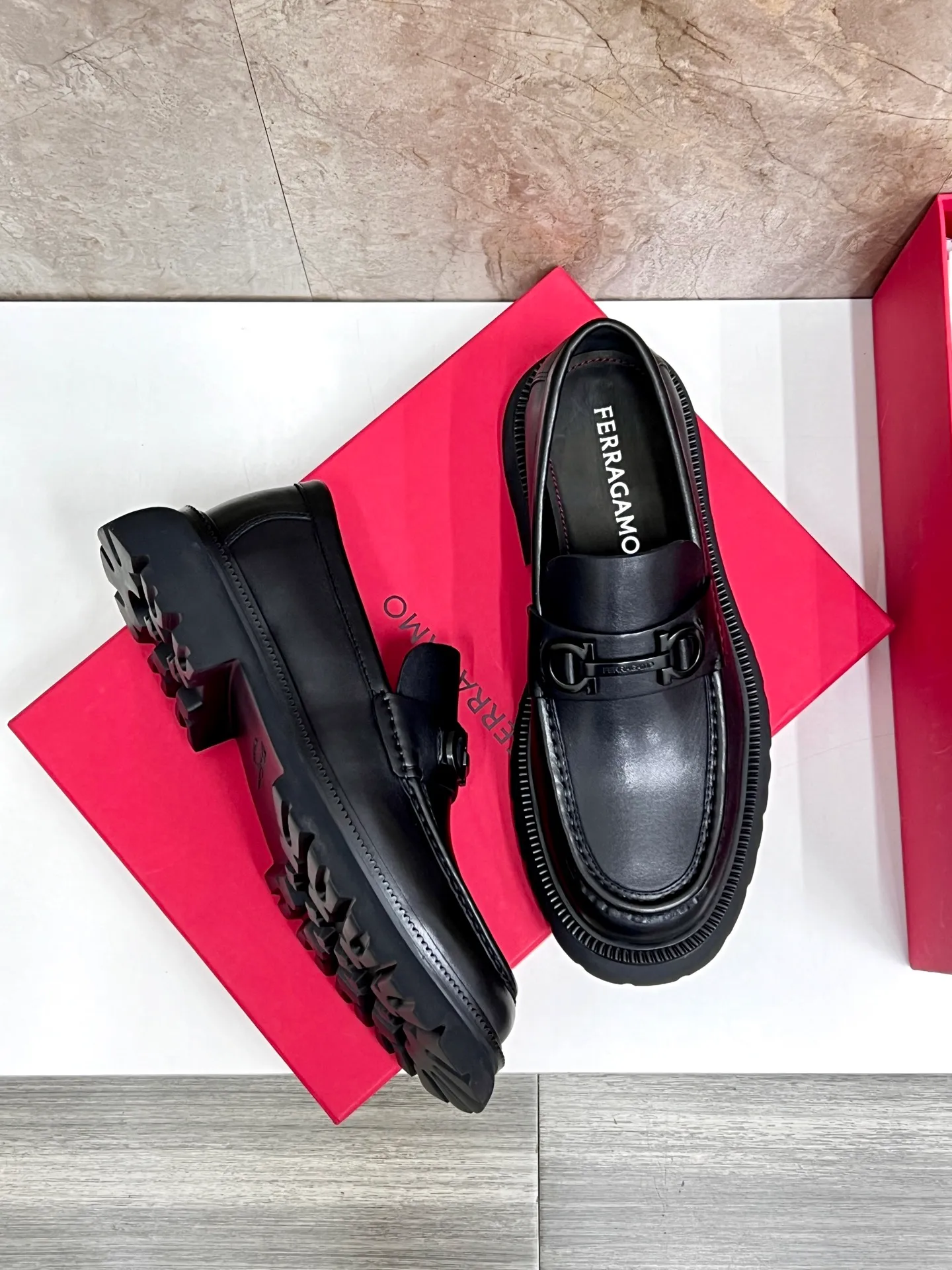 Original quality P780 Brand: Ferragamo Standard code: Men's code 39.40.41.42.43.44 Grade: Same style as the official website High-quality men's shoes Material: Customized first-layer calfskin with water-dyed cowhide lining Cowhide tiptoe Original non-slip and wear-resistant rubber outsole Style category: Men's formal business leather shoes are young and fashionable European and American trends British style Casual matching Comfortable feet Color: actual picture